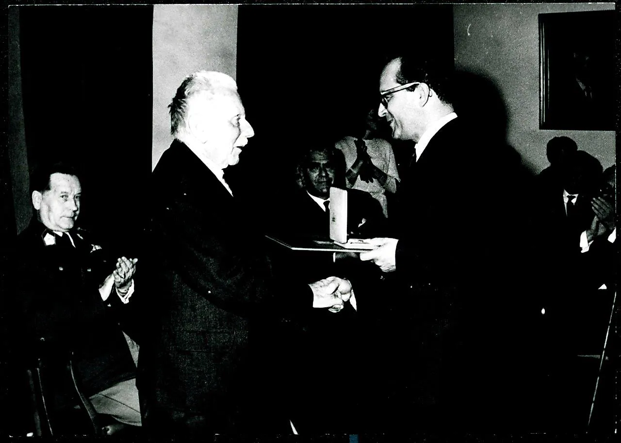 Verleihung Silbernes Ehrenzeichens an Nägele durch Landeshauptmann Keßler, 1968, Foto VLA.jpg