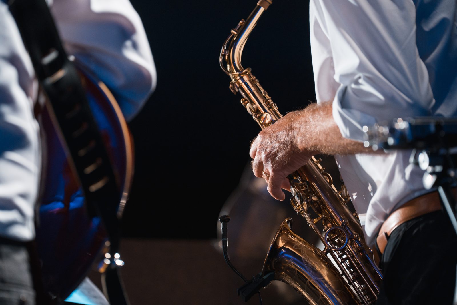 Ein Saxofonspieler in Nahaufnahme auf einer Bühne der Konzertreihe Montafoner Resonanzen